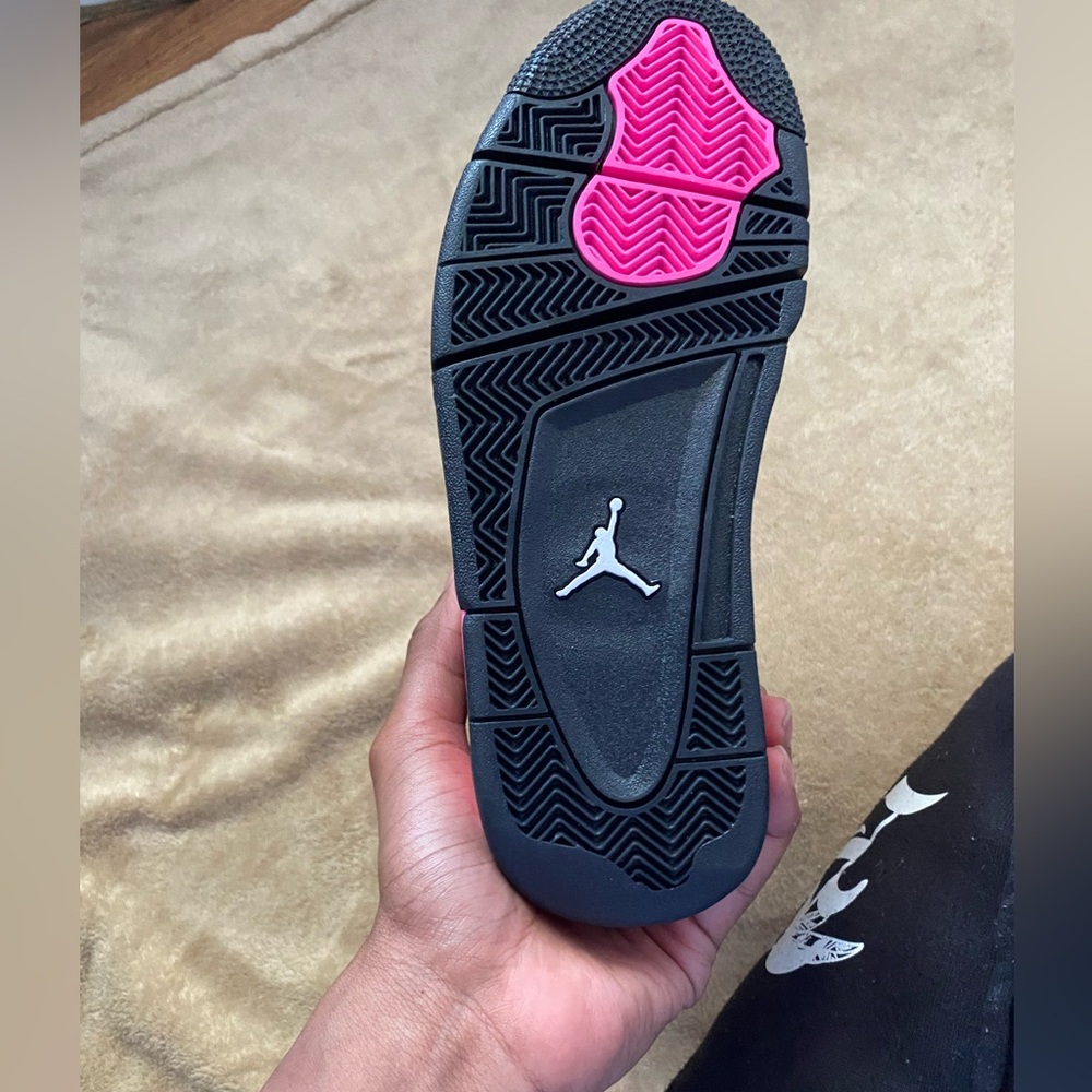 Jordan’s 4 pink Thunder size 5.5
